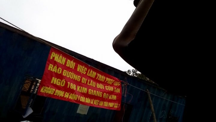 Hà Nội: Bỗng dưng bị rào đường, người dân căng lều, giăng biểu ngữ phản đối